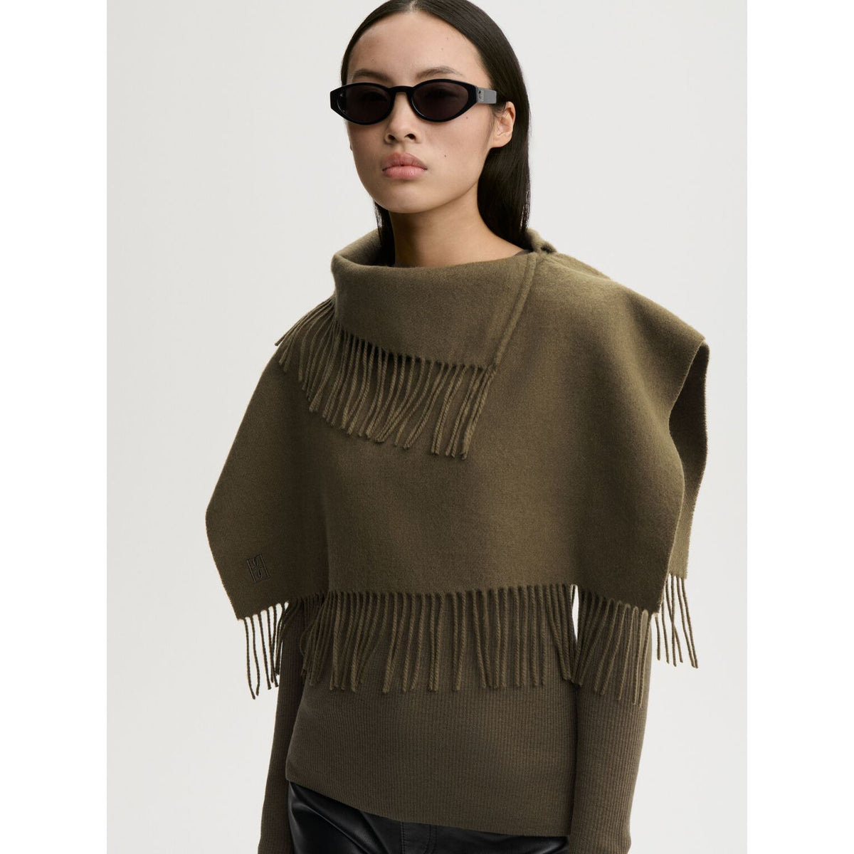 Turtla Wool Fringe Bib
