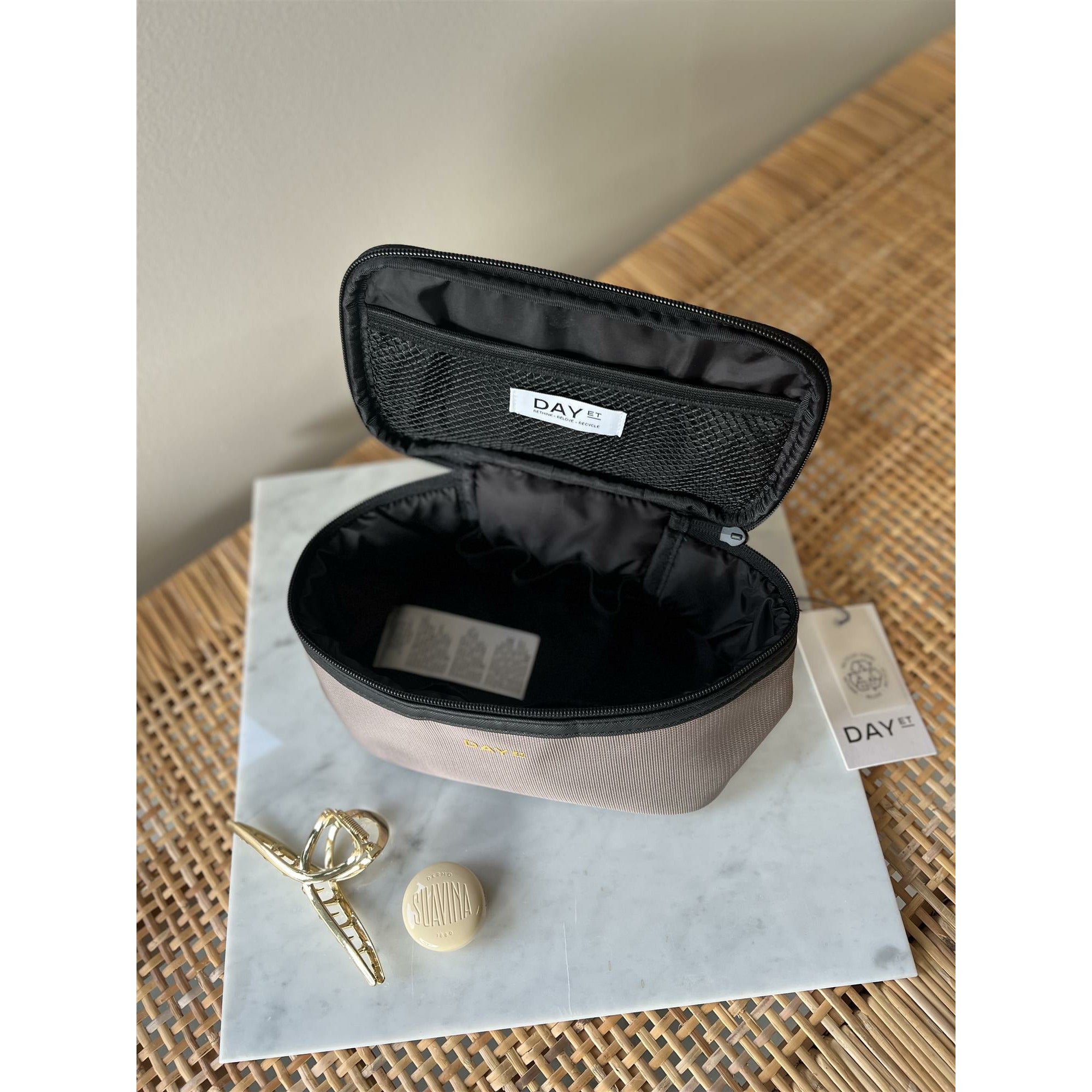 Day GW RE-Noir Cosmetic