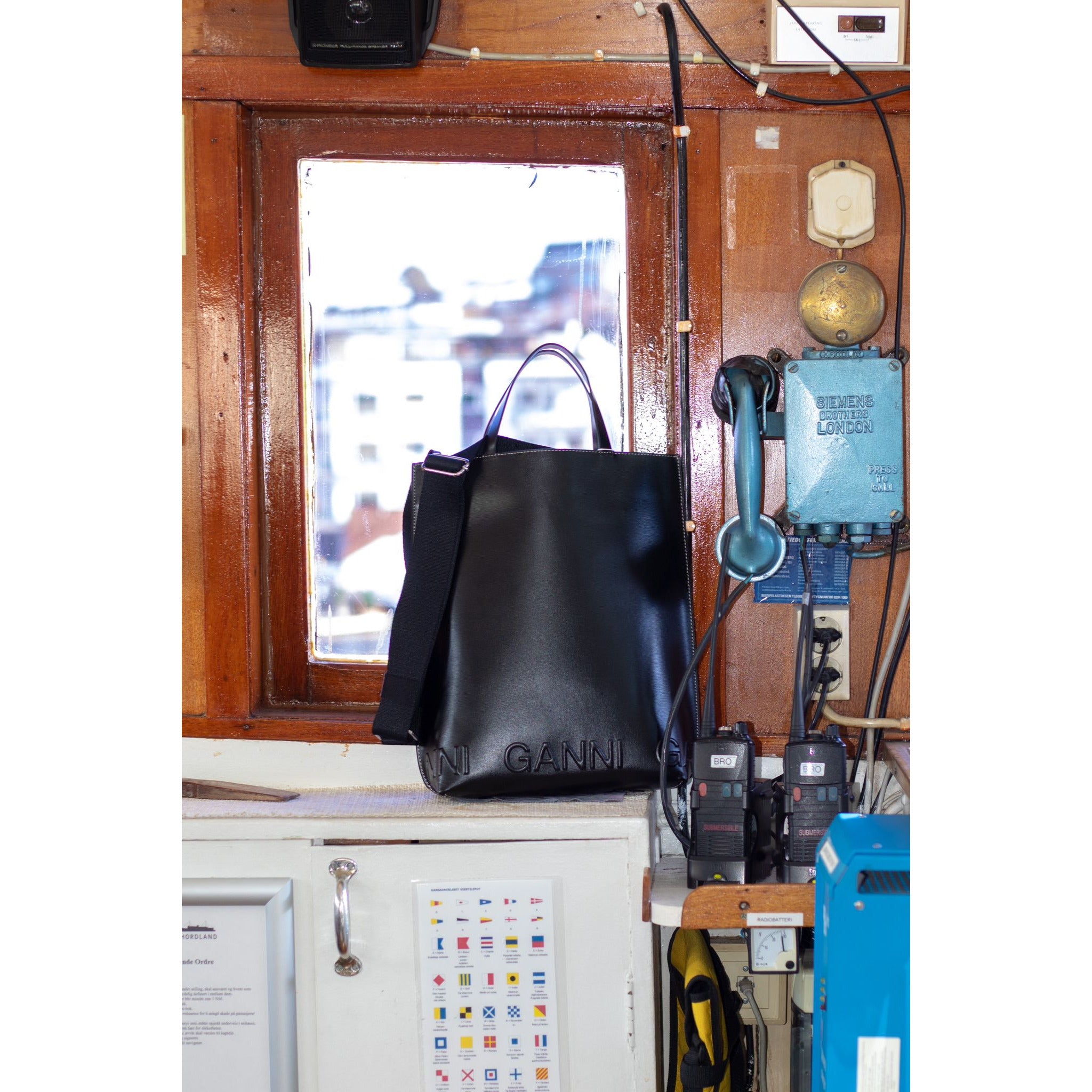 Banner Medium Tote