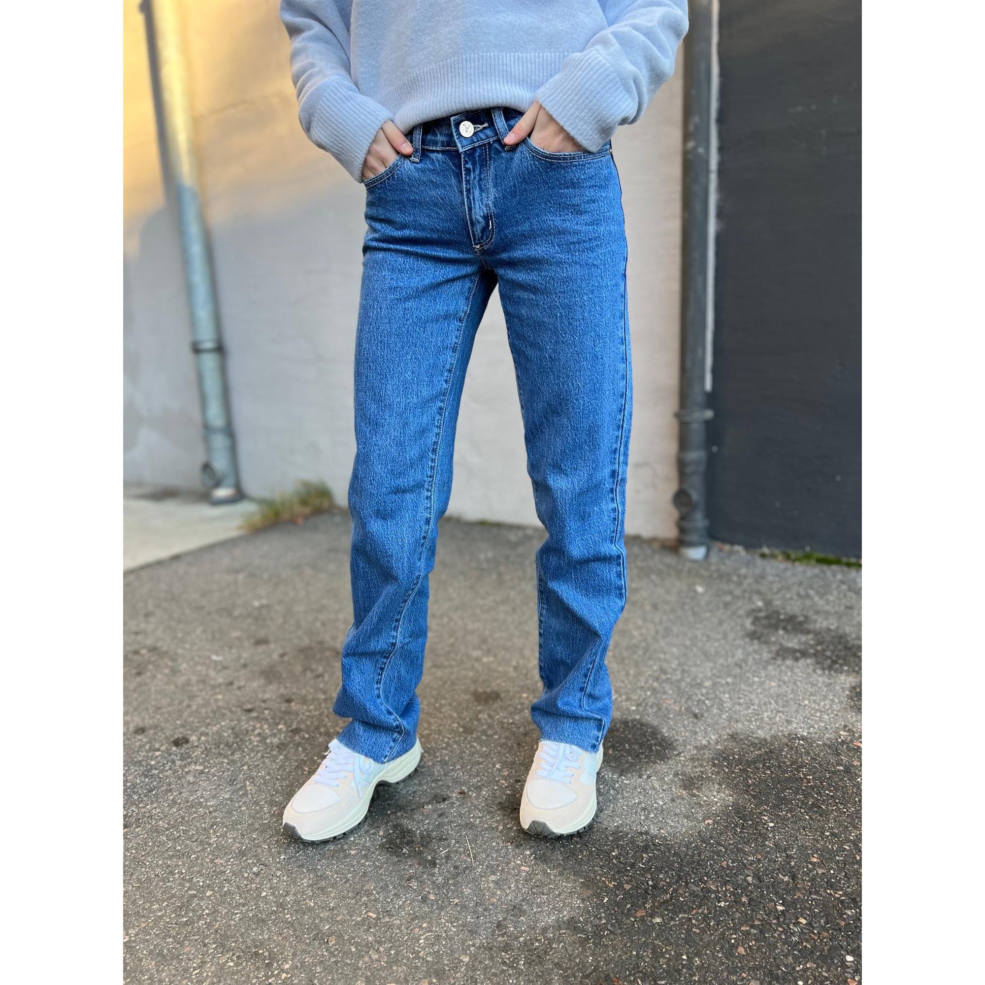 A 99 Low Straight Cecilia Organic