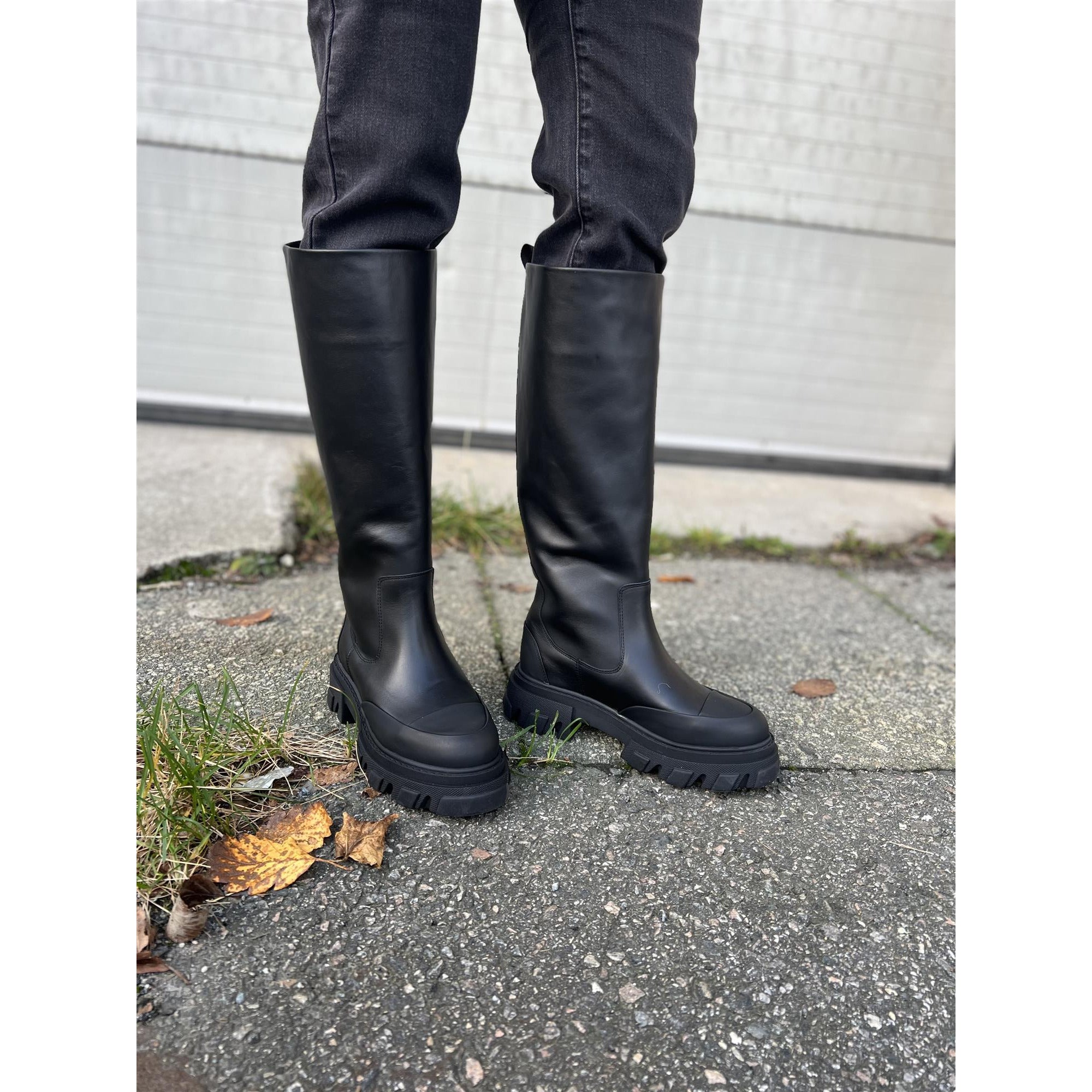 Cleated High Tubular Boot