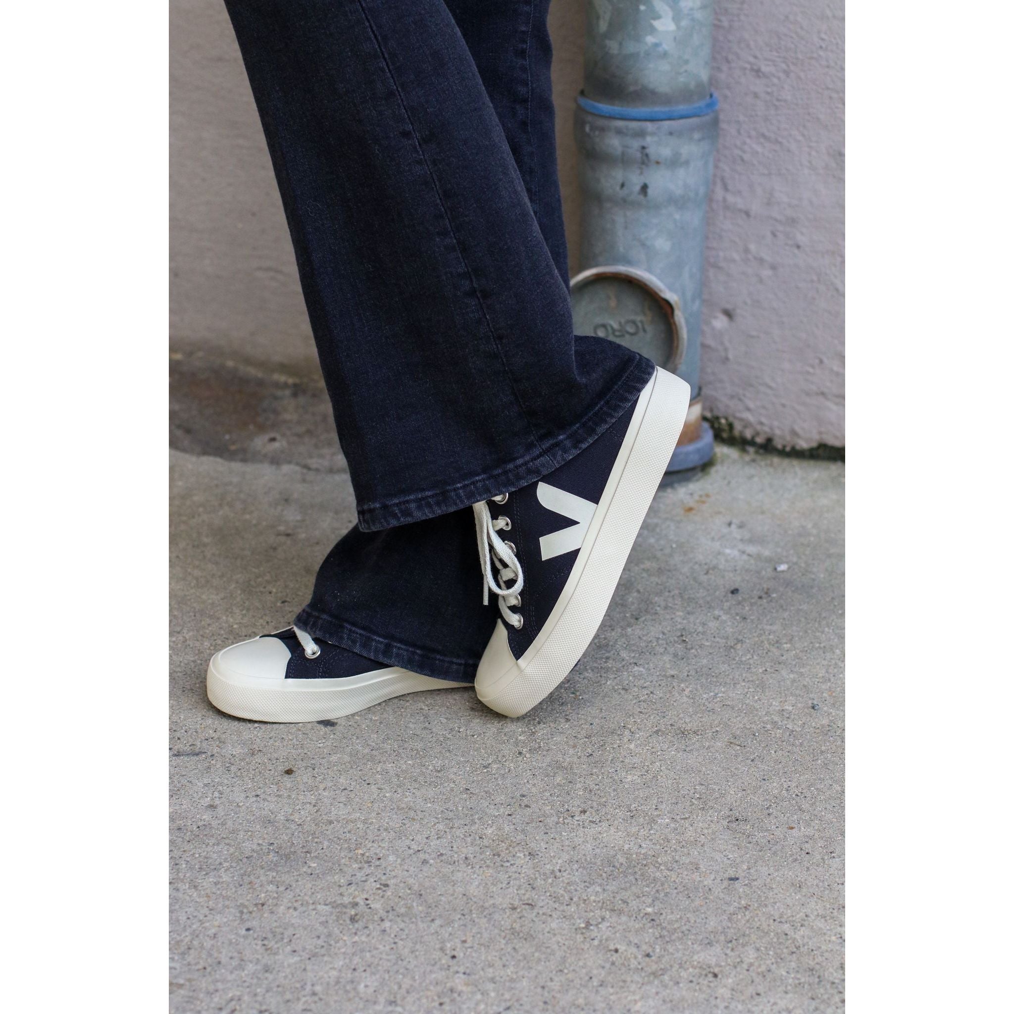 Wata Low Canvas