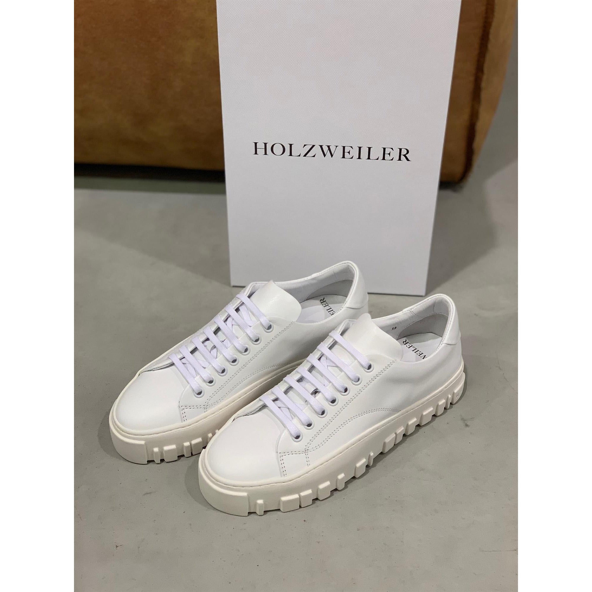 Stovner White Shoe